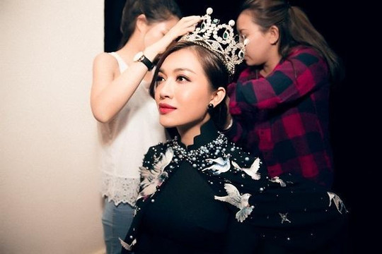 Lệ Hằng gợi cảm làm host ‘Tôi là Hoa hậu Hoàn vũ Việt Nam’