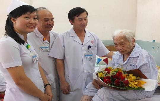 Mẹ Việt Nam hùng 104 tuổi thoát chết trong gang tấc