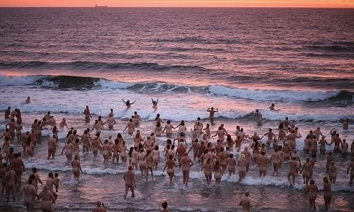 Hàng trăm người tắm biển khỏa thân để gây quỹ từ thiện
