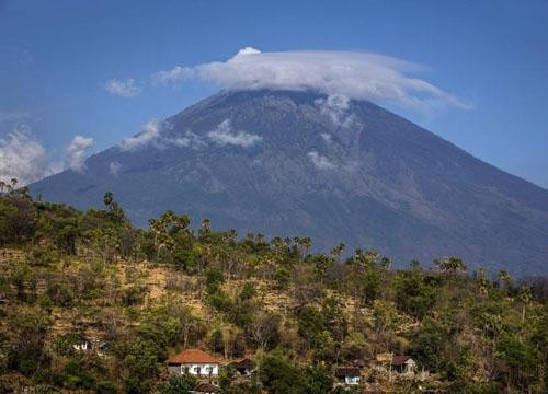 Người dân Bali đổ lỗi du khách sex khiến núi lửa Agung phun trào ở Indonesia