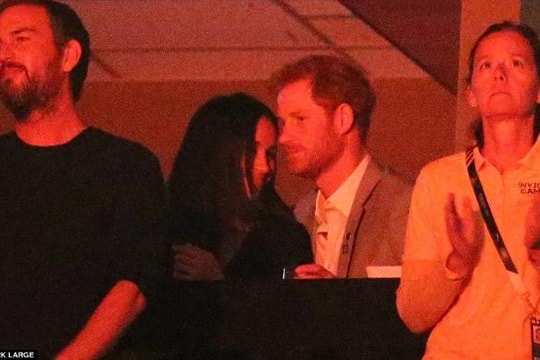 Hoàng tử Harry tình tứ hôn bạn gái Meghan Markle 