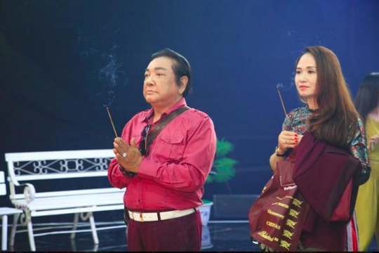 Nghệ sĩ hài Phú Quý và vợ trẻ xinh đẹp trong ngày cúng Tổ
