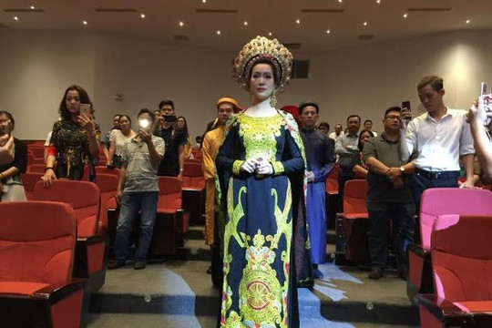 NSƯT Trịnh Kim Chi lộng lẫy trong áo dài truyền thống vào ngày giỗ tổ