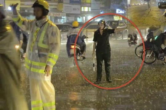 Vì sao CSGT không nhường áo mưa cho cô gái đứng điều tiết giao thông ở Sài Gòn?