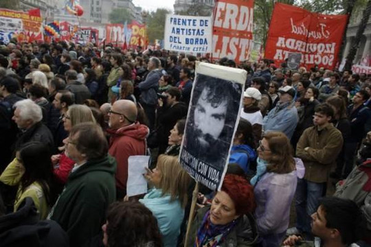 Người dân Argentina biểu tình trước dinh Tổng thống đòi người mất tích