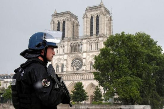 Pháp thông qua dự luật chống khủng bố gây tranh cãi