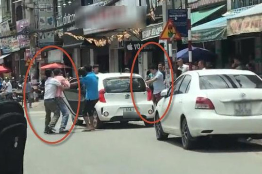 Clip nhóm giang hồ cầm kiếm tấn công tài xế, đập phá ô tô giữa đường Biên Hòa 