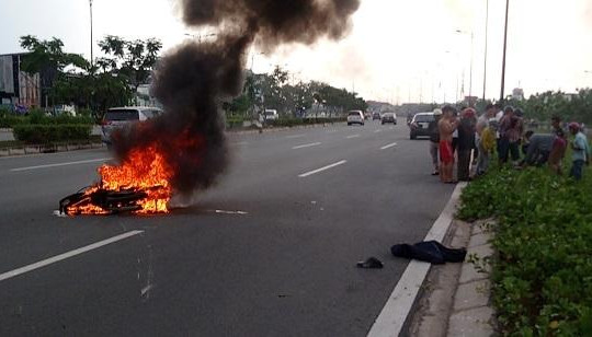 Xe máy bốc cháy dữ dội trên đại lộ Phạm Văn Đồng