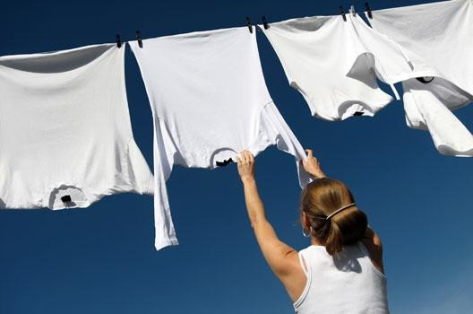 Mẹo hay giúp tẩy sạch các vết bẩn thường gặp trên quần áo
