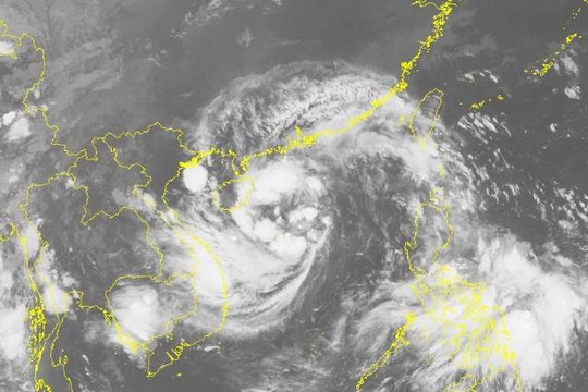 Áp thấp nhiệt đới đã tiến sát đất liền Quảng Bình-Đà Nẵng