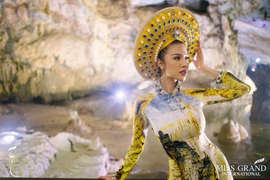 Hoa hậu đẹp nhất thế giới cuốn hút trong tà áo dài Việt Nam