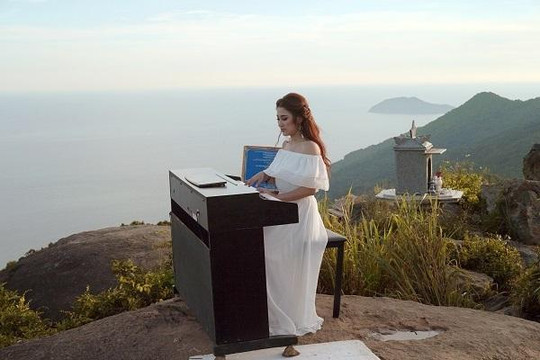 Tố My ‘chịu chơi’ vác đàn piano lên đỉnh núi quay nhạc bolero