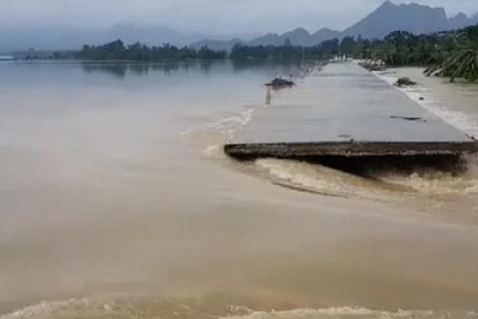 Hà Nội: Vỡ đê sông Bùi, nhiều nhà dân ngập nặng