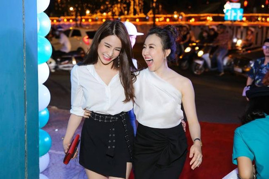 Diệp Lâm Anh mặc váy ngắn 'thân thiết' bên Huỳnh Hồng Loan