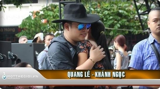 Quang Lê ôm chặt Khánh Ngọc tại buổi tập 20 năm Làn Sóng Xanh