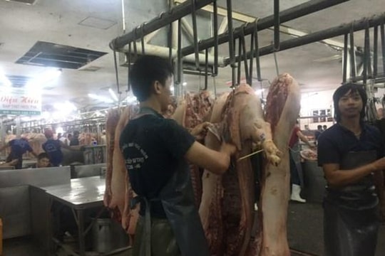 Chợ 'vỡ trận', heo không đeo vòng vẫn vào