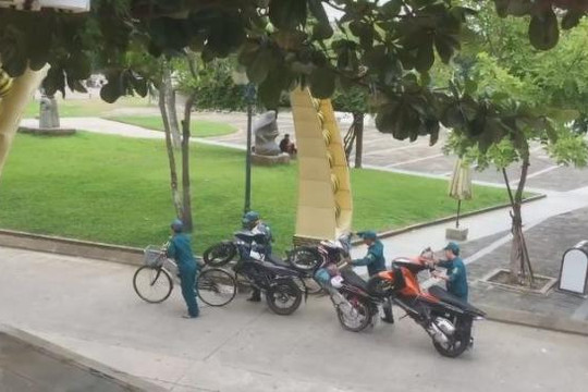 Đỗ sai quy định, 3 xe máy khóa cổ bị dân phòng dùng xe đạp kéo đi