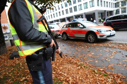 Cảnh sát Đức săn lùng kẻ đâm 5 người tại Munich