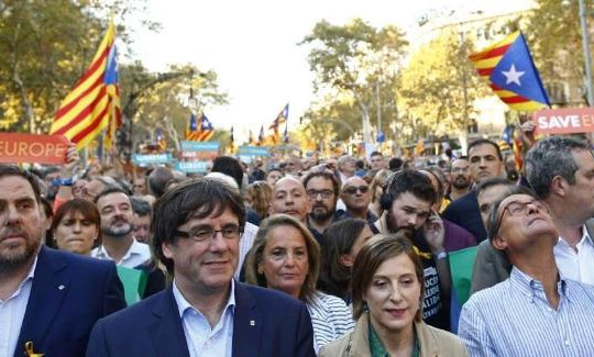 Dân Catalan đòi lập 'lá chắn sống' bảo vệ lãnh đạo Carles Puigdemont