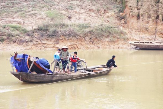 Hà Tĩnh: ‘Đánh đu’ tính mạng trên sông để đến trường