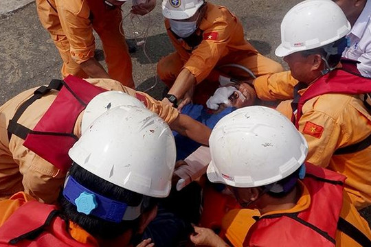 SAR 412 vượt 300 hải lý cứu ngư dân gặp nạn nguy kịch ở Hoàng Sa