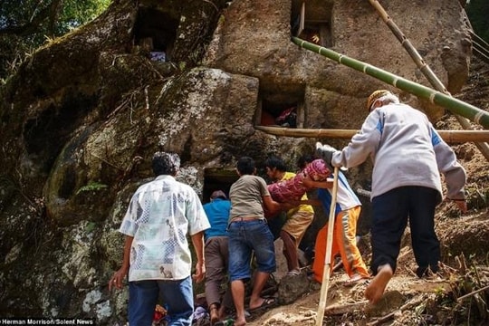 'Rợn người' ở ngôi làng mang người chết...sống lại