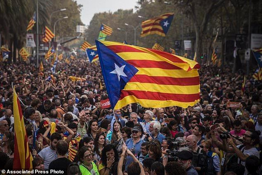 Catalan chính thức đơn phương tuyên bố độc lập khỏi Tây Ban Nha