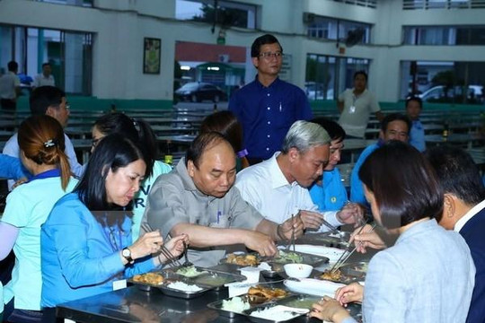 Thủ tướng ăn tối với công nhân để biết chất lượng bữa ăn