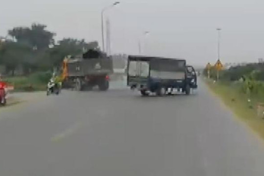 Xe ben phanh cháy lốp để tránh xe tải sang đường
