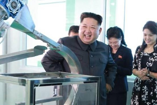Ảnh hiếm lãnh đạo Triều Tiên Kim Jong-un có vợ bên cạnh
