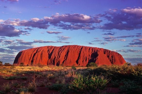 Thổ dân Úc cấm leo núi Đá Thiêng Uluru 