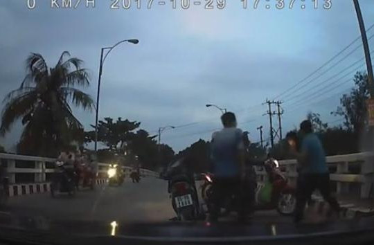 Hai thanh niên đi xe máy chặn đầu ô tô bị đánh tới tấp