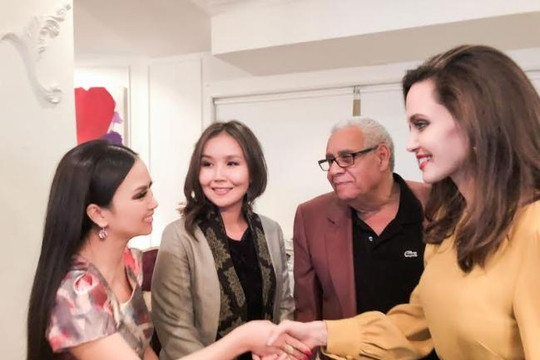Hà Phương - vợ tỉ phú Chính Chu bất ngờ gặp riêng Angelina Jolie ở Hollywood