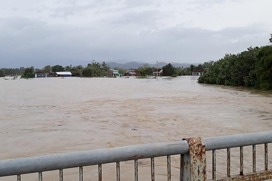 Sau bão, lũ tràn về Bình Định, nhiều địa bàn bị cô lập