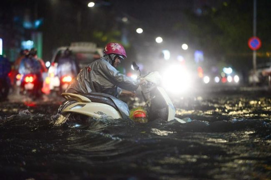 Chiều tối nay: Dự báo mưa to và triều cường, Sài Gòn bị ngập nặng