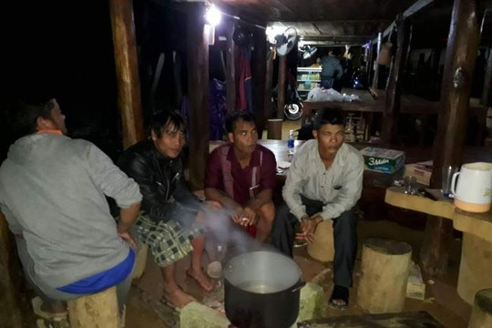 Thừa Thiên-Huế: Giải cứu gần 40 người bị kẹt giữa đèo lở núi
