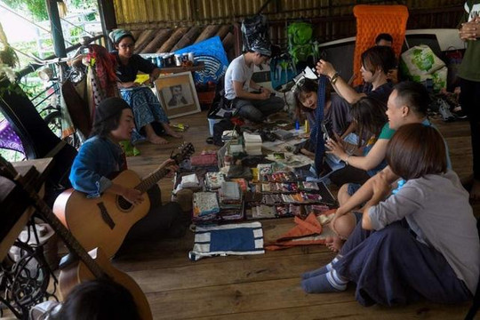 Phiên chợ bán kỷ vật người yêu cũ tại Hà Nội rầm rộ lên báo quốc tế