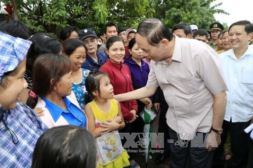Chủ tịch nước Trần Đại Quang thăm hỏi động viên người dân vùng bão lũ