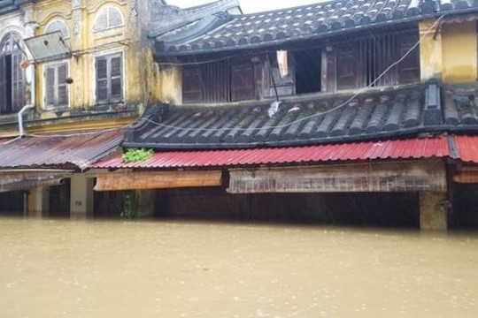 Nhiều tỉnh Trung Bộ tiếp tục mưa lớn, nước sông dâng cao