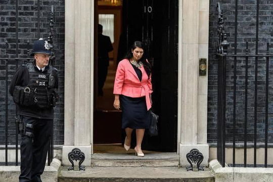 Bộ trưởng Anh bị đòi từ chức vì gây hại cho đất nước 
