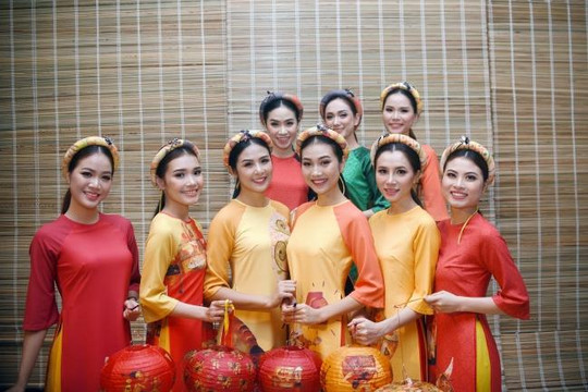 Hoa hậu Ngọc Hân đưa hình ảnh đồng quê Việt Nam vào BST áo dài diễn chào mừng APEC