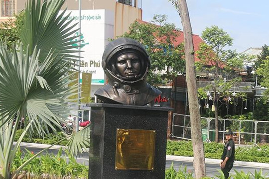 Nga đặt tượng Yuri Gagarin, Mỹ đặt tượng Thuyền mây... tại vườn tượng APEC Đà Nẵng