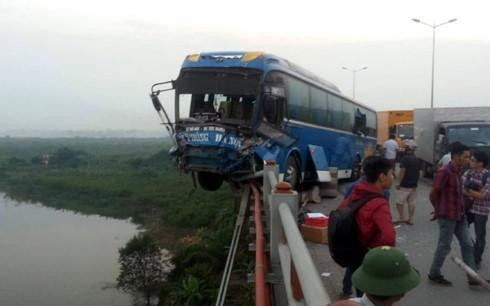 Tai nạn kinh hoàng trên cầu Thanh Trì, xe khách suýt rơi xuống sông