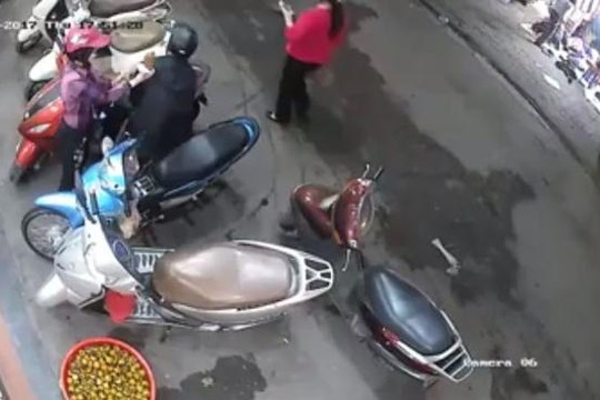 Đôi nam nữ phối hợp cạy cốp xe máy trộm đồ giữa chợ