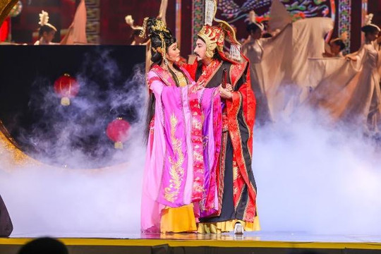 Nghệ sĩ Ngọc Huyền lần đầu đứng trên sân khấu lớn khi được cấp phép biểu diễn ở  Việt Nam 