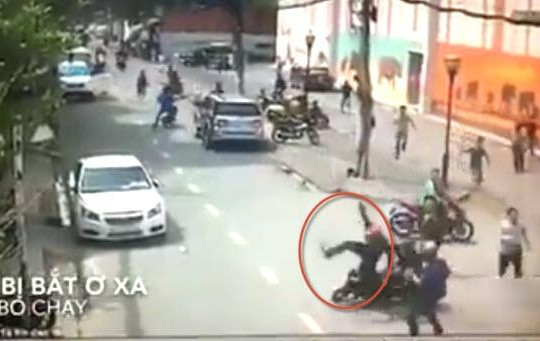 Clip cảnh sát hình sự quận Tân Phú nổ súng bắt nhóm trộm cắp xe máy như phim
