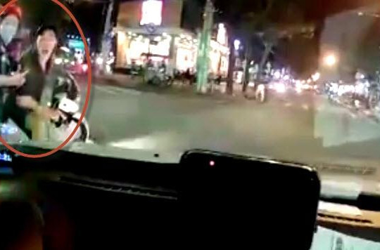 Clip thanh niên hổ báo chạy SH vượt ẩu còn đạp bể đèn ô tô ở Sài Gòn 
