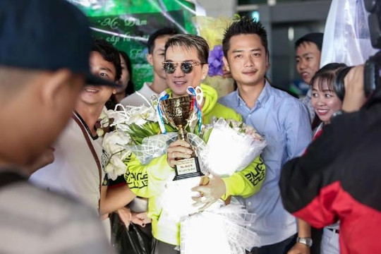 Thất bại ở MTV EMA 2017, Đàm Vĩnh Hưng được fan an ủi bằng cúp vàng tự chế