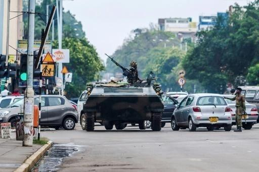 Quân đội Zimbabwe tước vũ khí của cảnh sát; đã liên lạc được với Tổng thống Mugabe