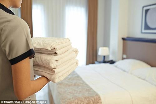 Vì sao phải trải một chiếc khăn lên ghế khách sạn trước khi ngồi và bí mật chiếc khăn trải cuối giường